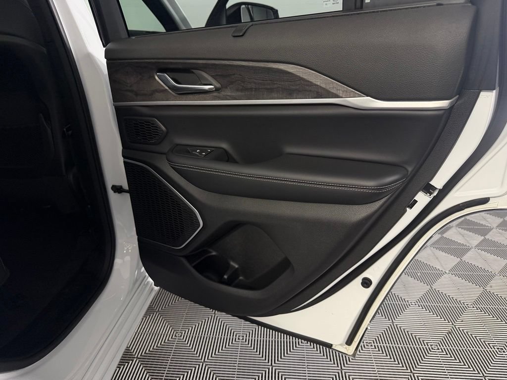 Used 2025 Jeep Grand Cherokee Limited 4xe AWD/4WD image 30