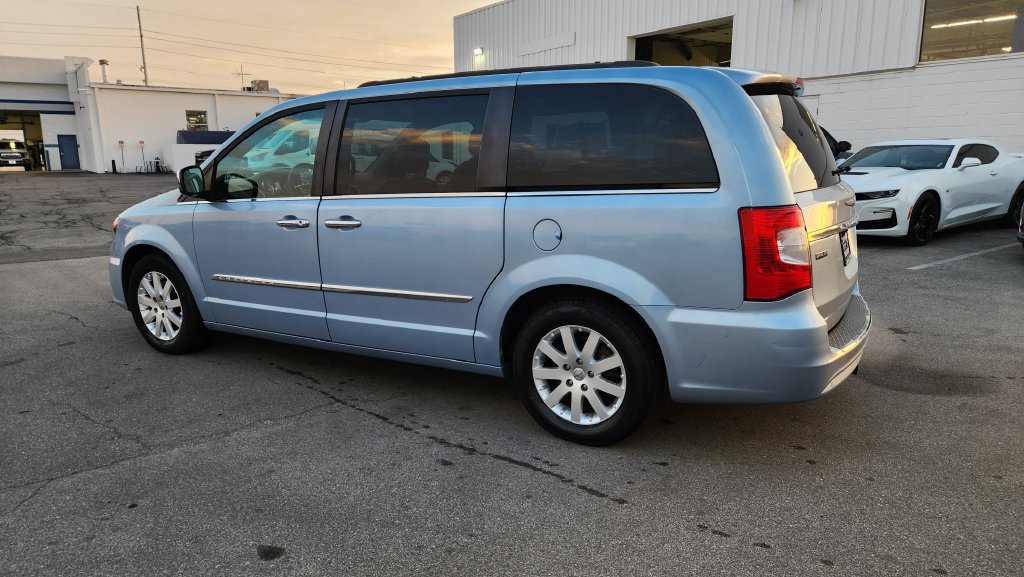 Used 2012 Chrysler Town & Country Touring-L w/ Entertainment Group #2 FWD image 9