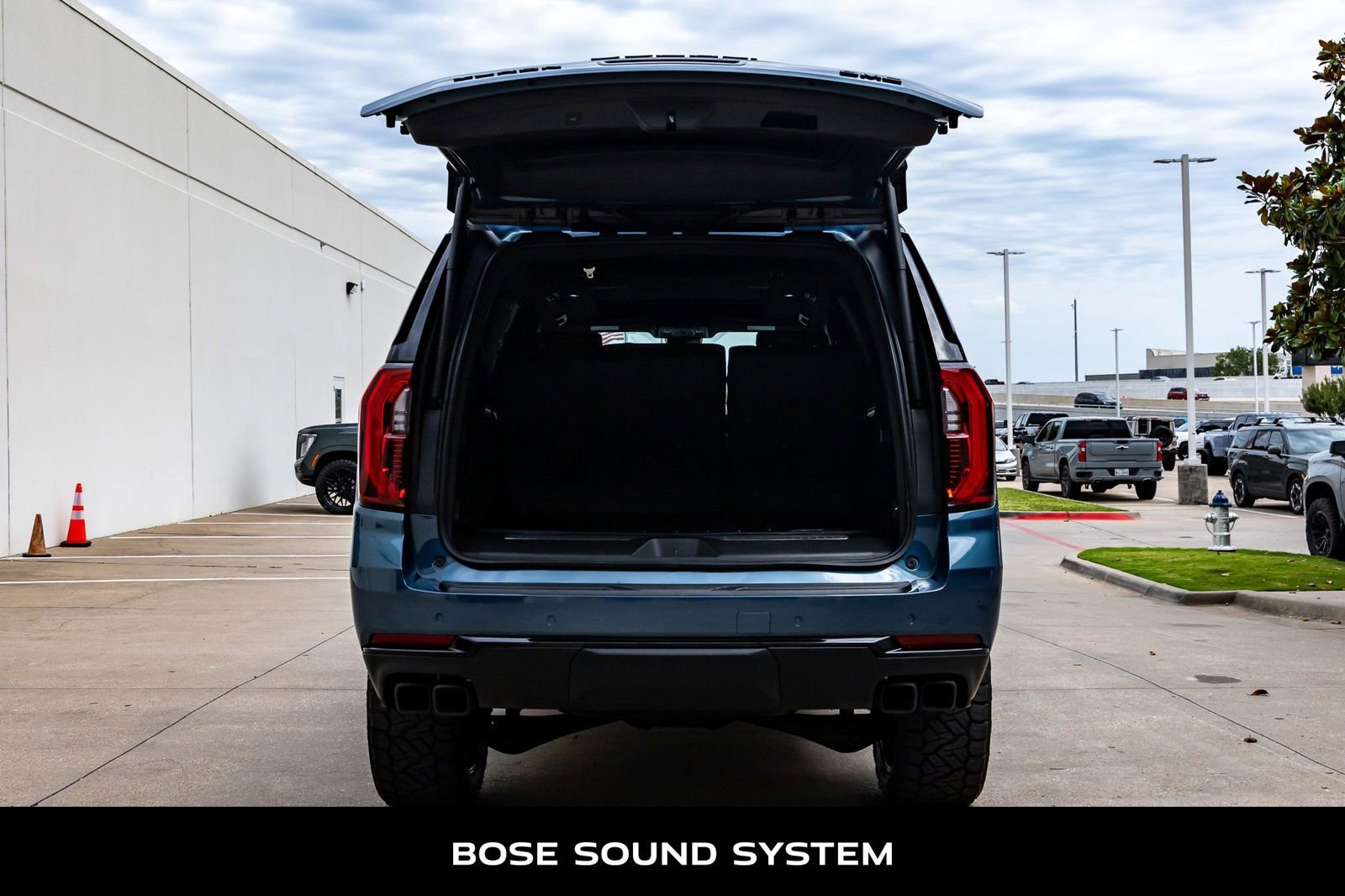 Used 2025 GMC Yukon XL Denali w/ Sun & Power Step Package AWD/4WD image 9