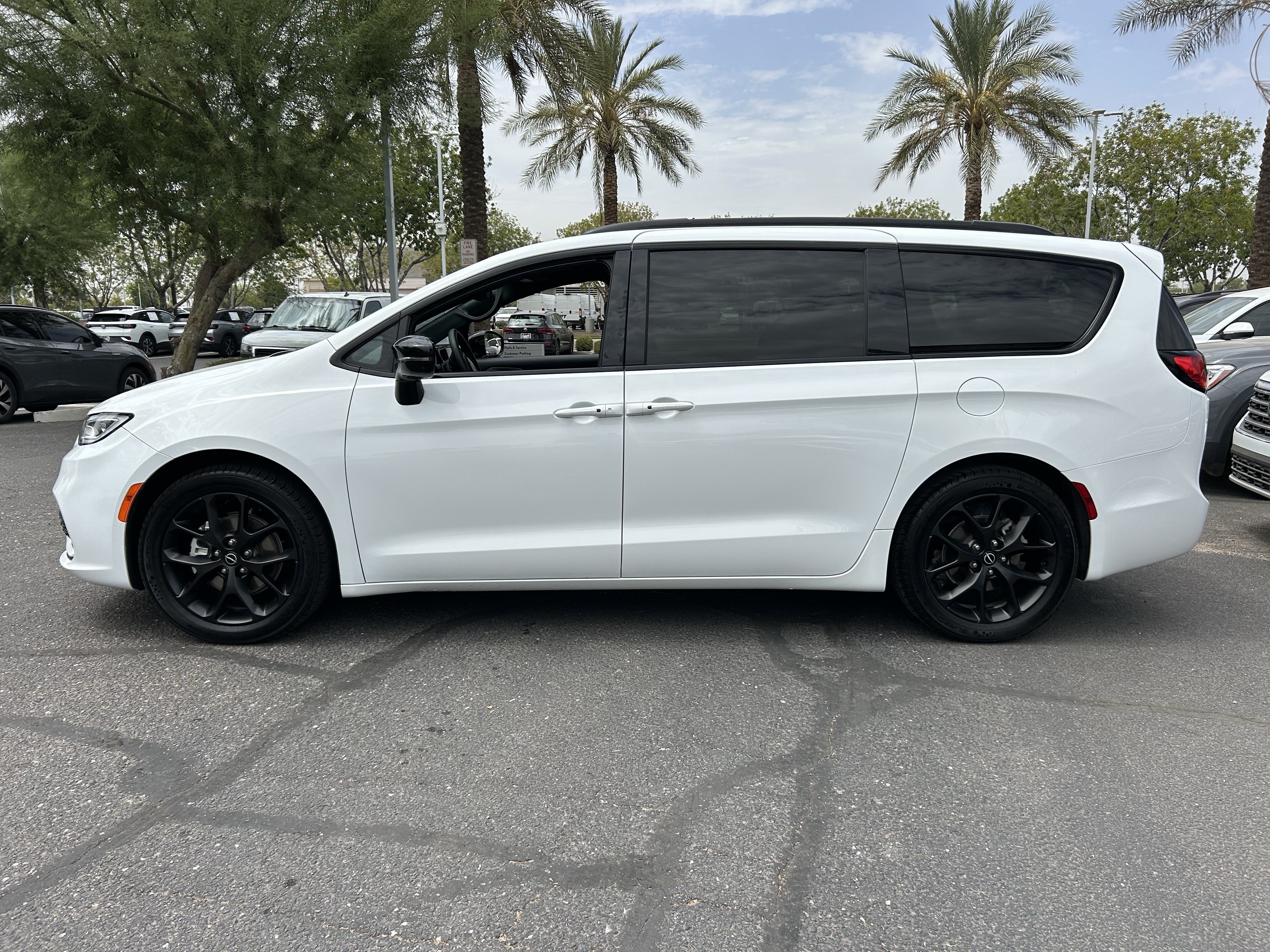 Used 2025 Chrysler Pacifica Limited FWD image 2