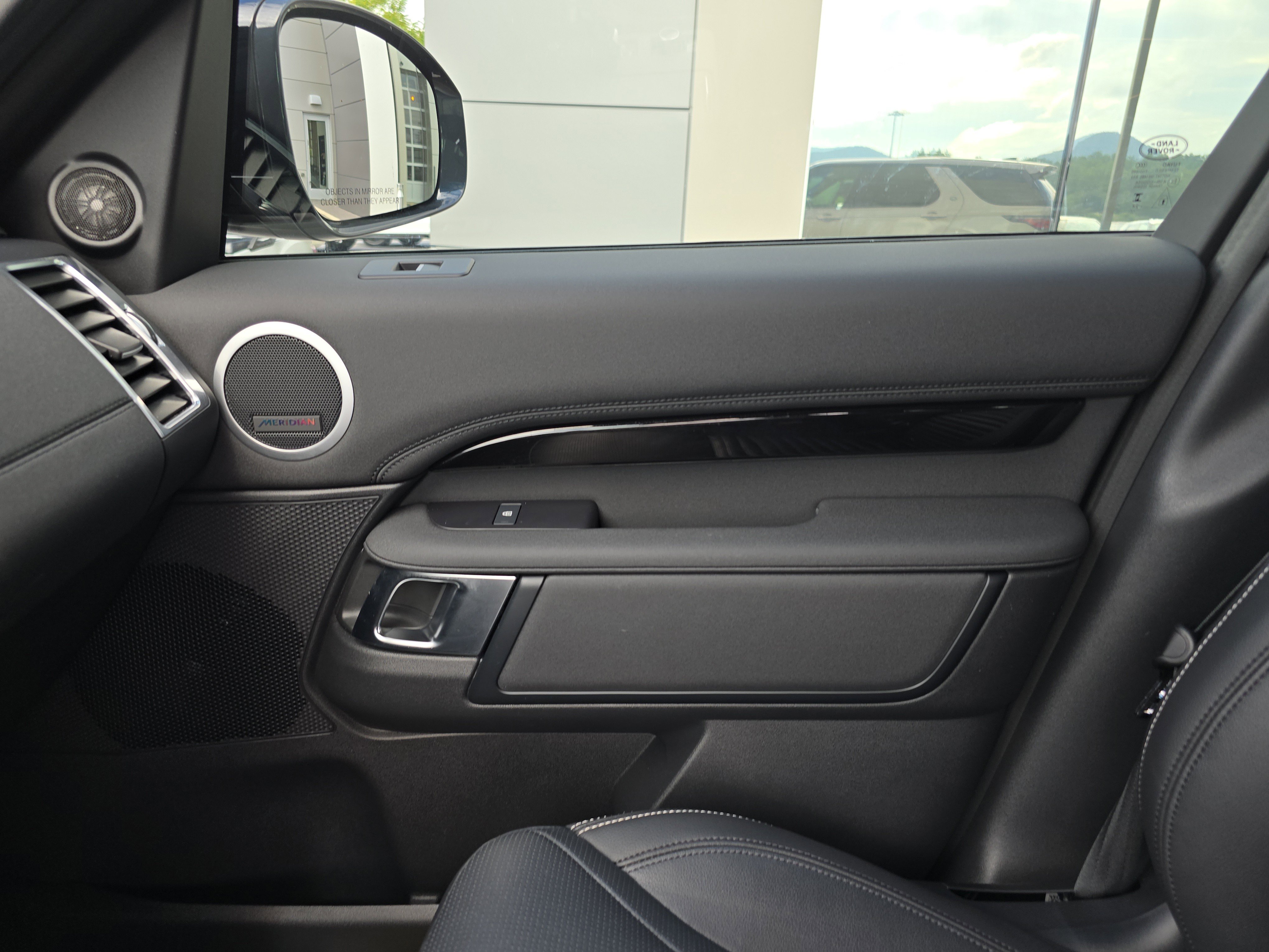 Certified 2025 Land Rover Discovery S image 26