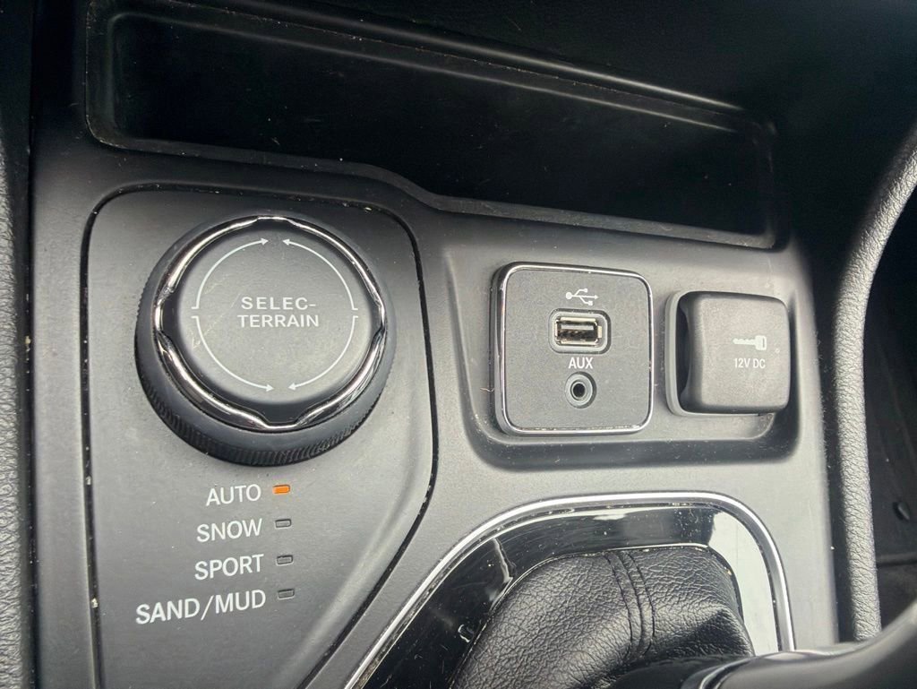 Used 2019 Jeep Cherokee Limited AWD/4WD image 13