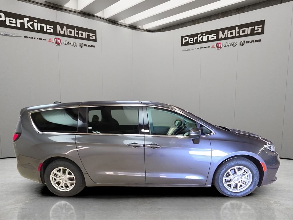 Certified 2023 Chrysler Pacifica Touring-L image 6