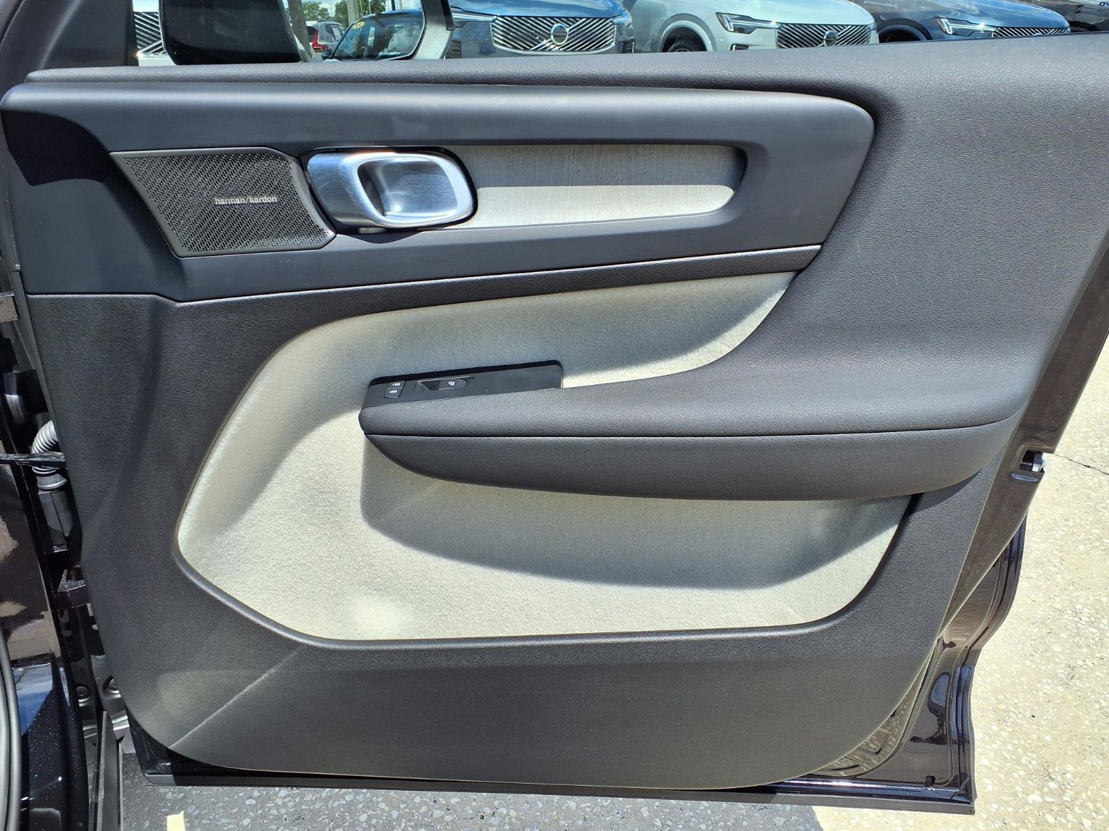 Certified 2025 Volvo XC40 B5 Ultra AWD/4WD image 13