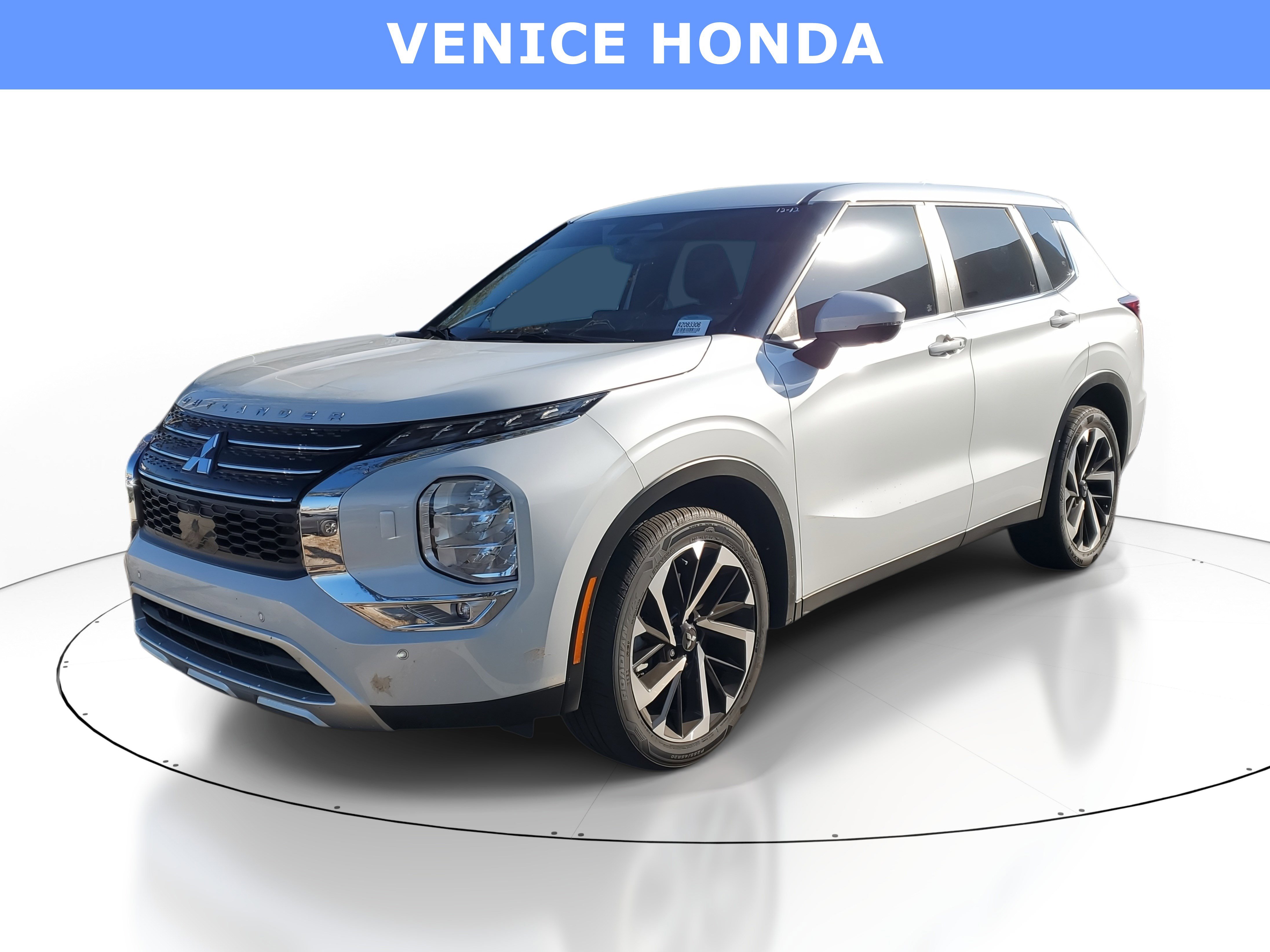 Used 2024 Mitsubishi Outlander SE image 1