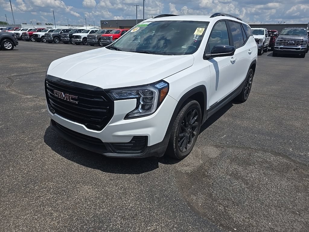 Used 2024 GMC Terrain SLE w/ Driver Convenience Package FWD image 2