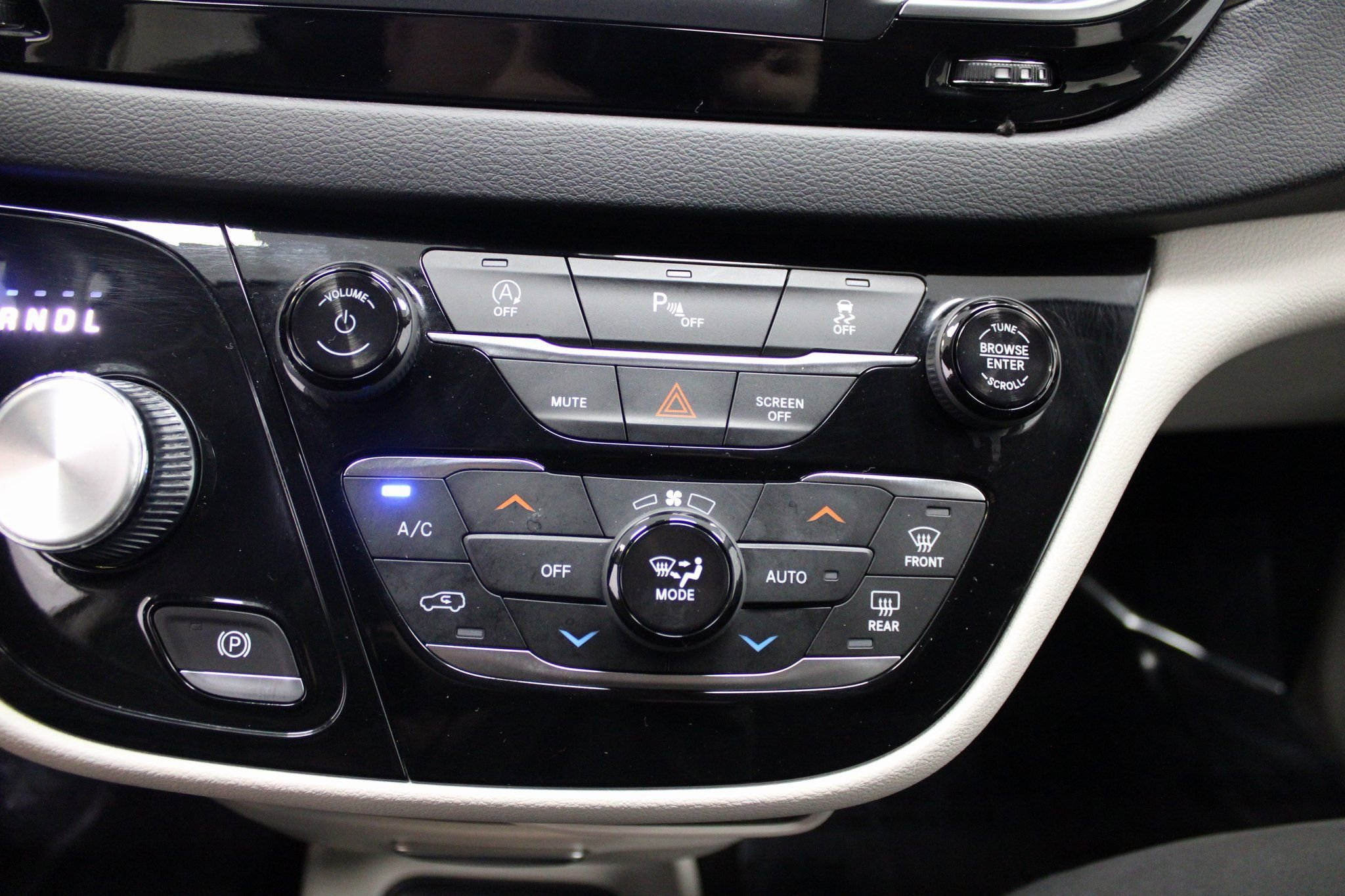 Used 2018 Chrysler Pacifica Touring Plus image 36