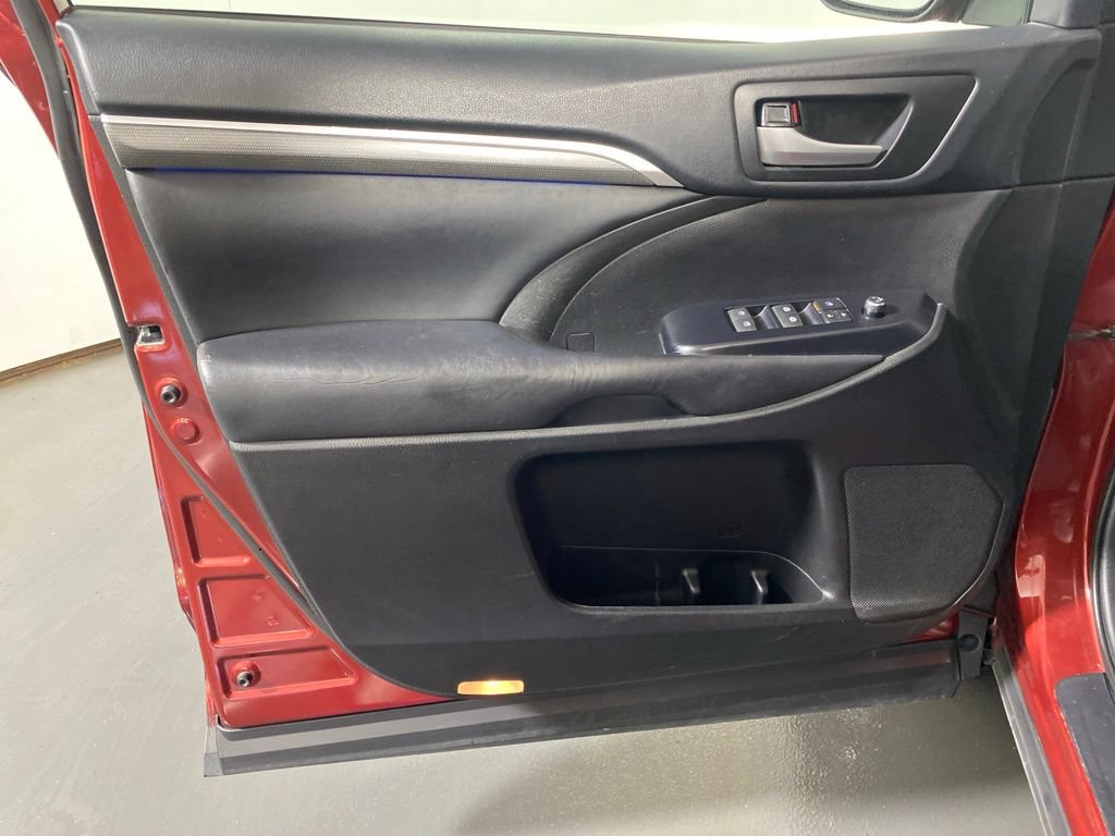 Used 2019 Toyota Highlander SE AWD/4WD image 25