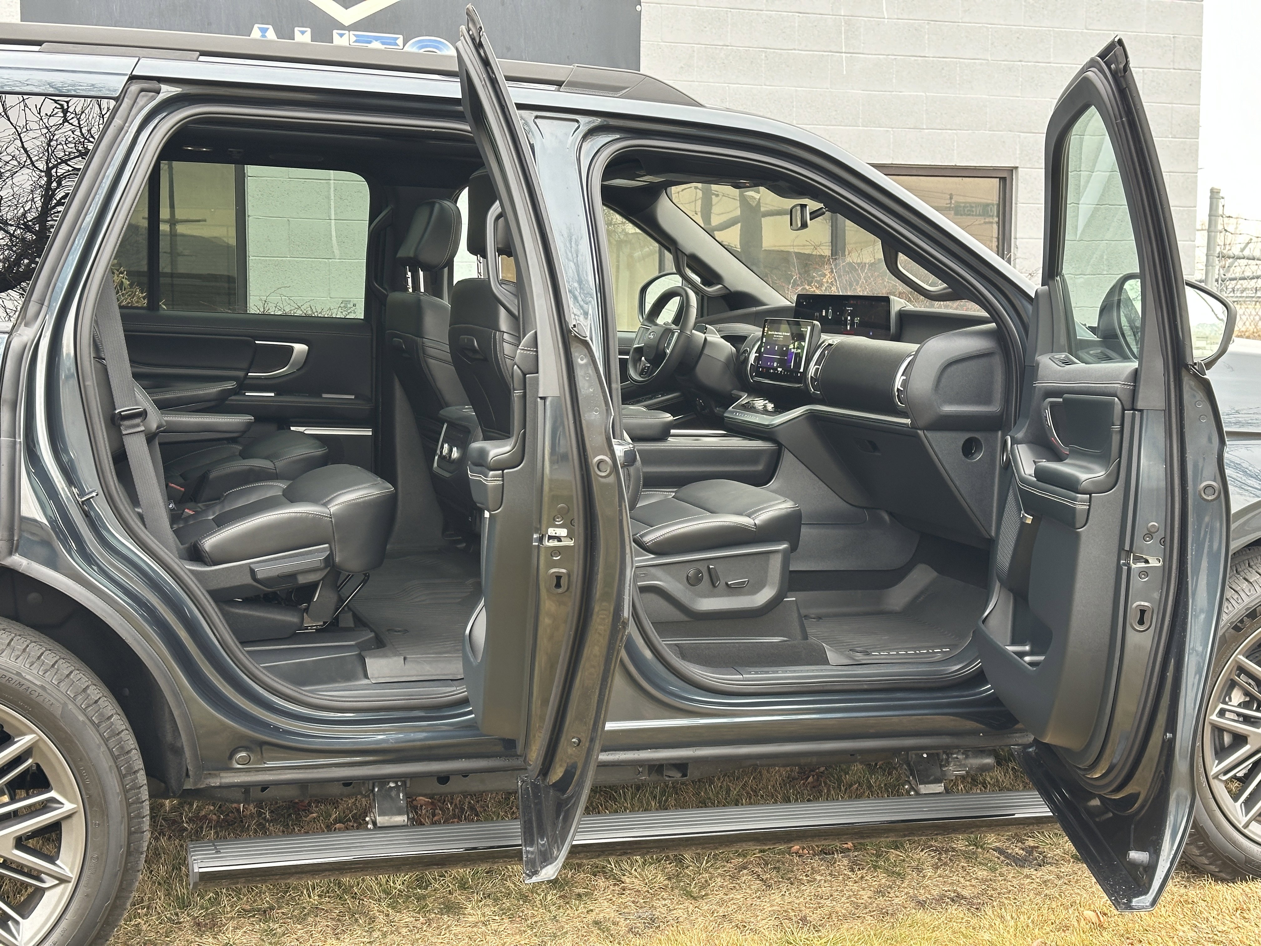 Used 2025 Ford Expedition Platinum w/ Stealth Appearance Package AWD/4WD image 30