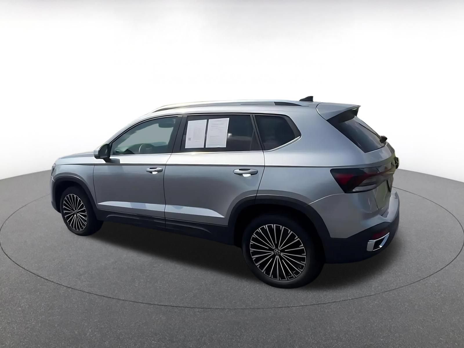 Used 2025 Volkswagen Taos SE FWD image 9