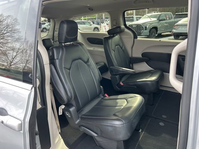 Used 2024 Chrysler Pacifica Touring-L image 18