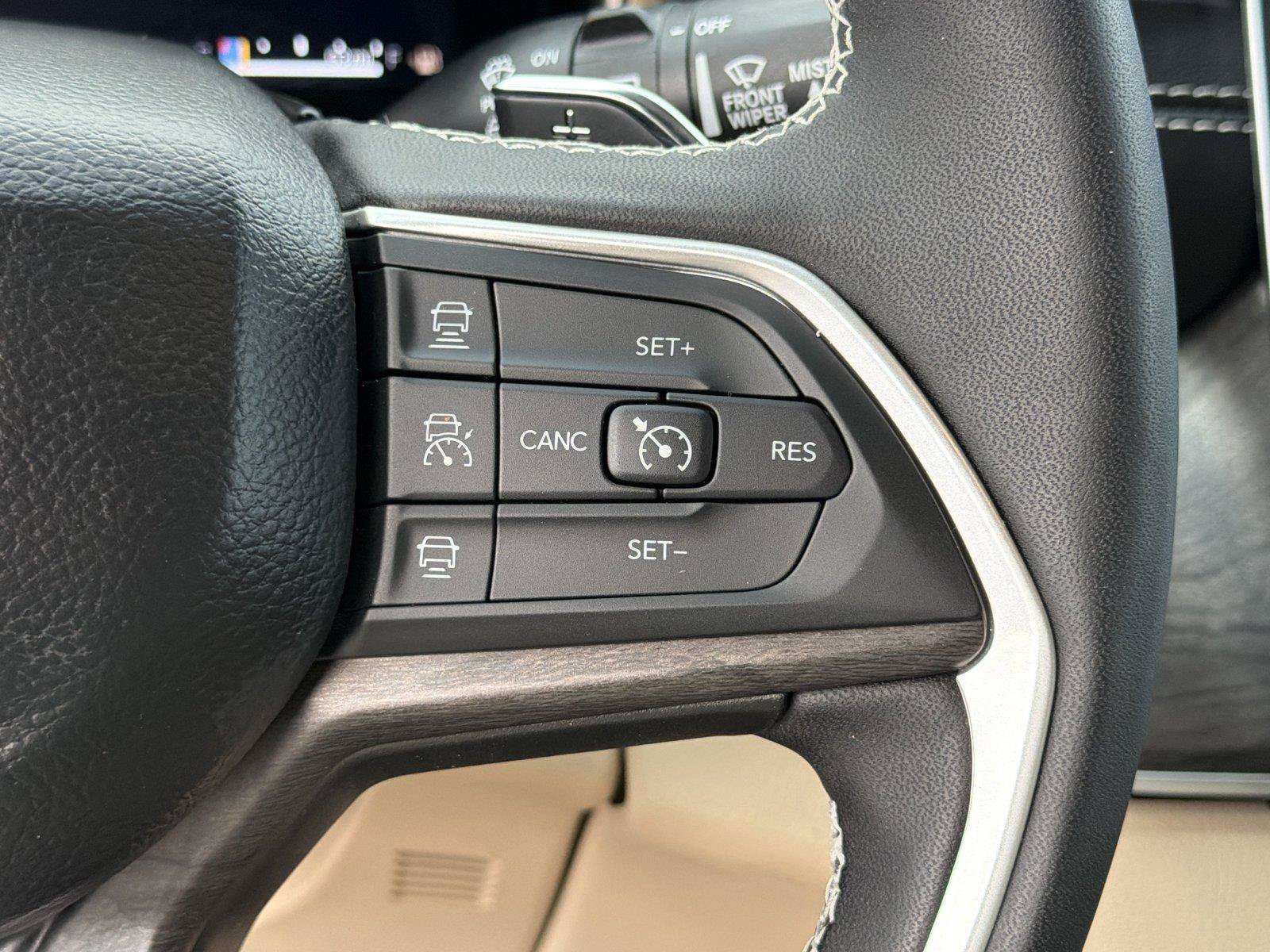 Used 2025 Jeep Grand Cherokee Limited AWD/4WD image 26