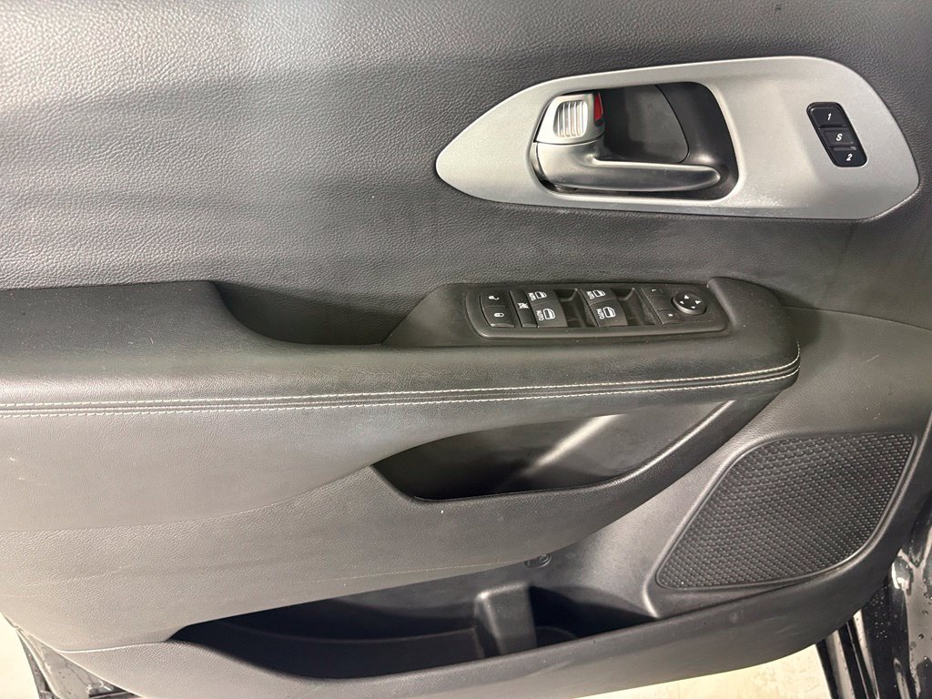 Used 2020 Chrysler Pacifica Touring-L Plus FWD image 17