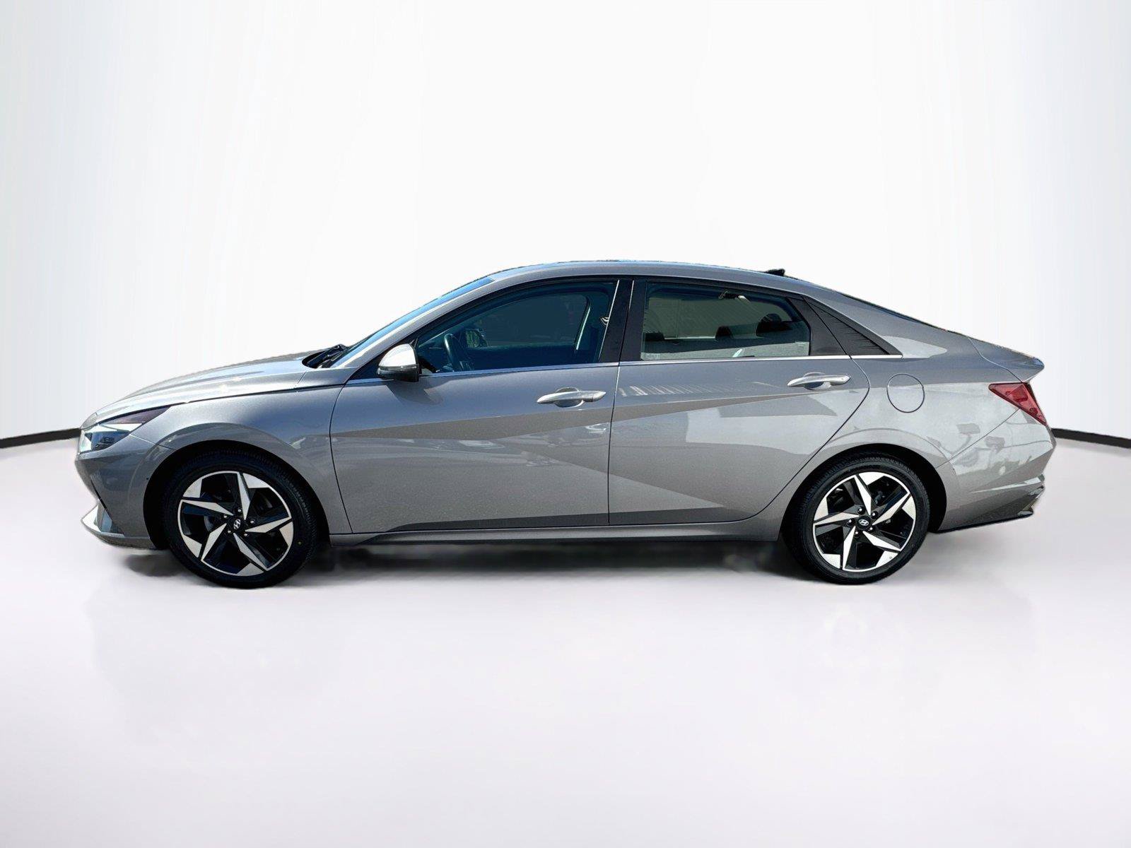 Used 2022 Hyundai Elantra SEL w/ Convenience + Premium Package FWD image 2