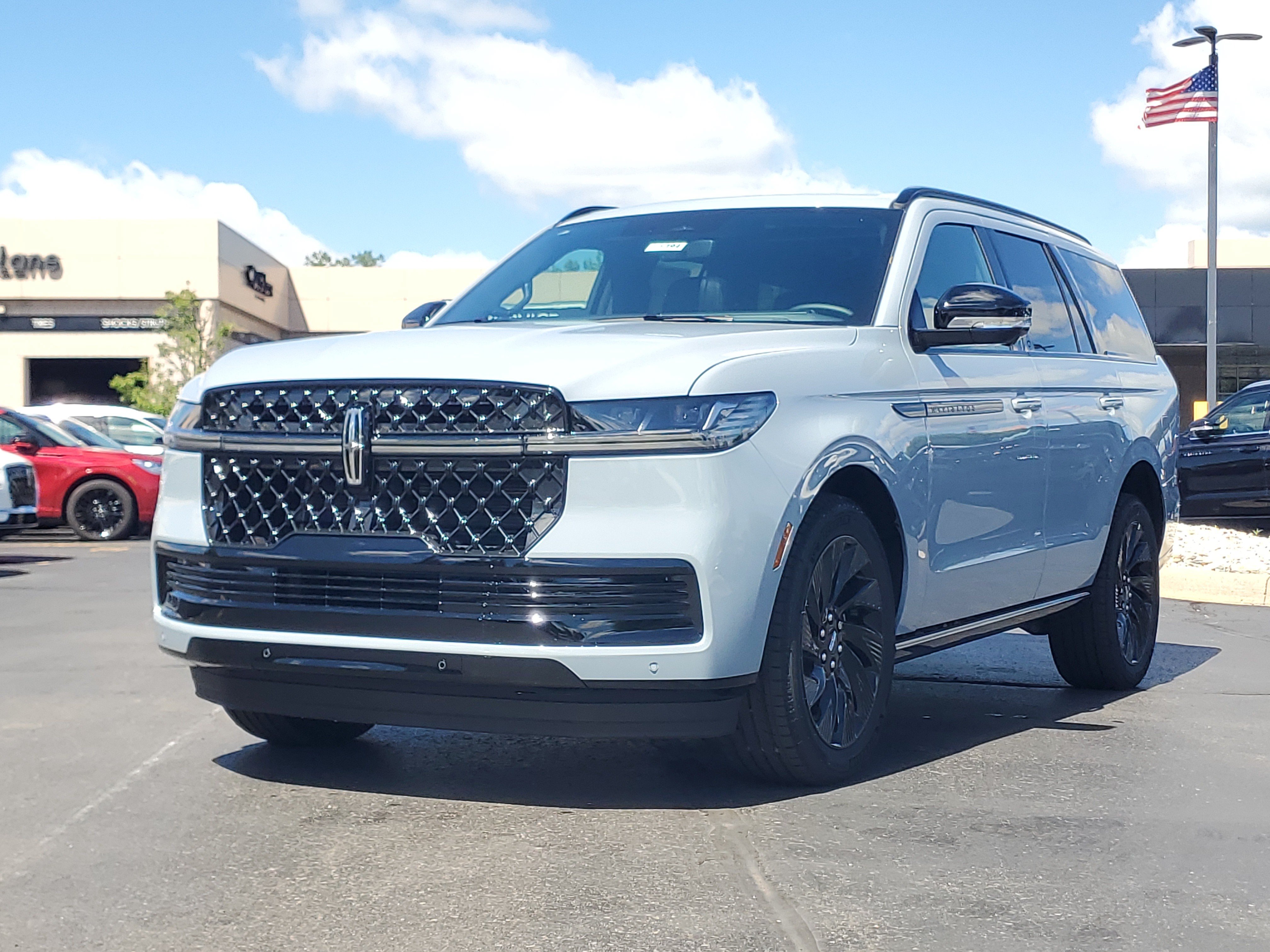 New 2026 Lincoln Navigator Reserve w/ Jet Appearance Package AWD/4WD image 2