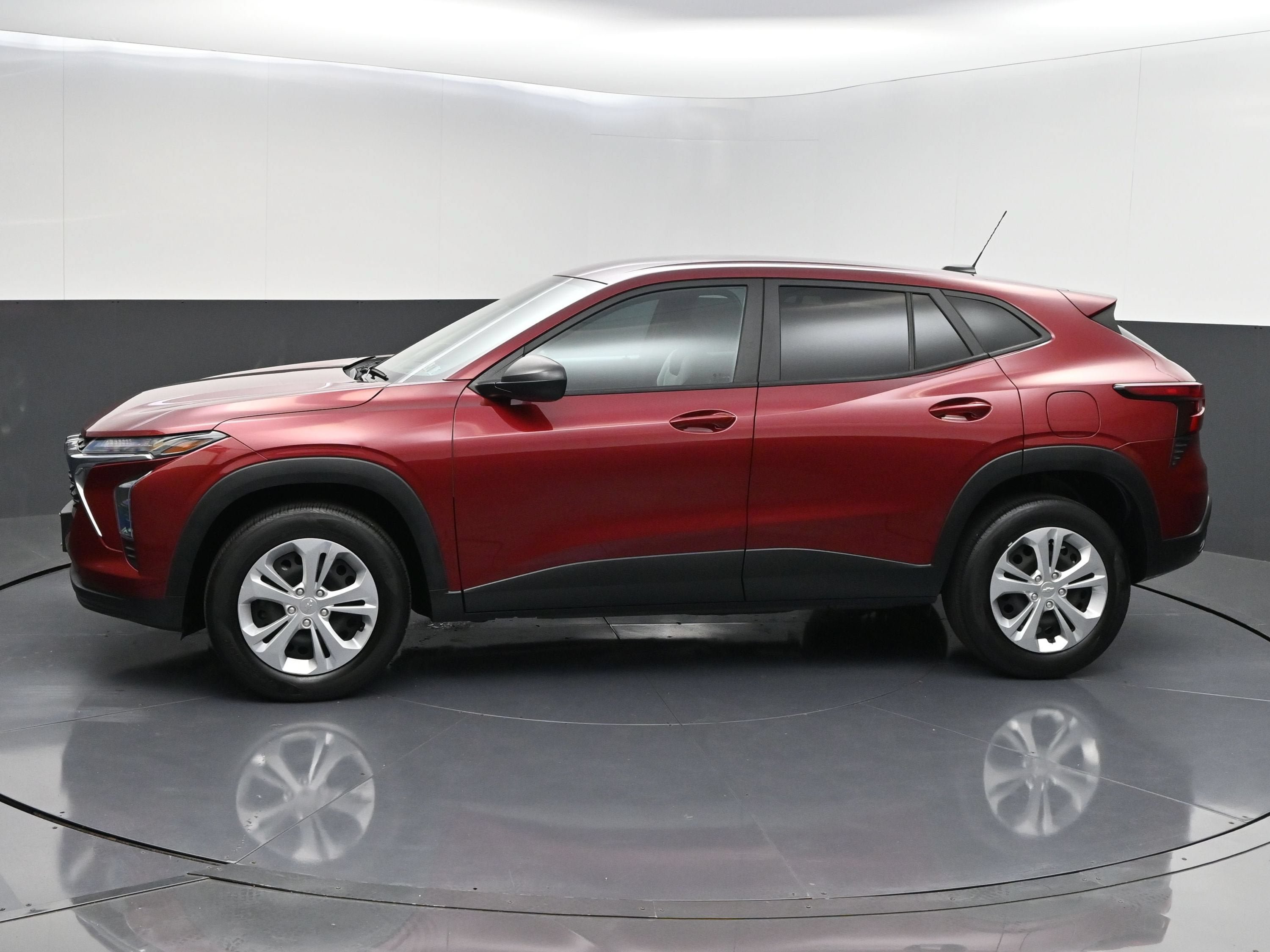 Certified 2024 Chevrolet Trax LS w/ Driver Confidence Package FWD image 4