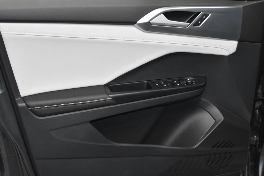 Certified 2025 Volkswagen Taos SE w/ Panoramic Sunroof Package image 4