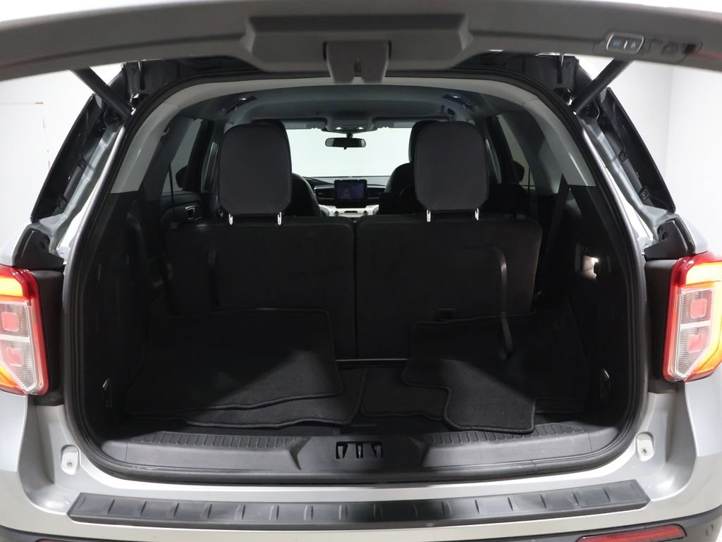 Used 2024 Ford Explorer XLT w/ Equipment Group 202A image 4