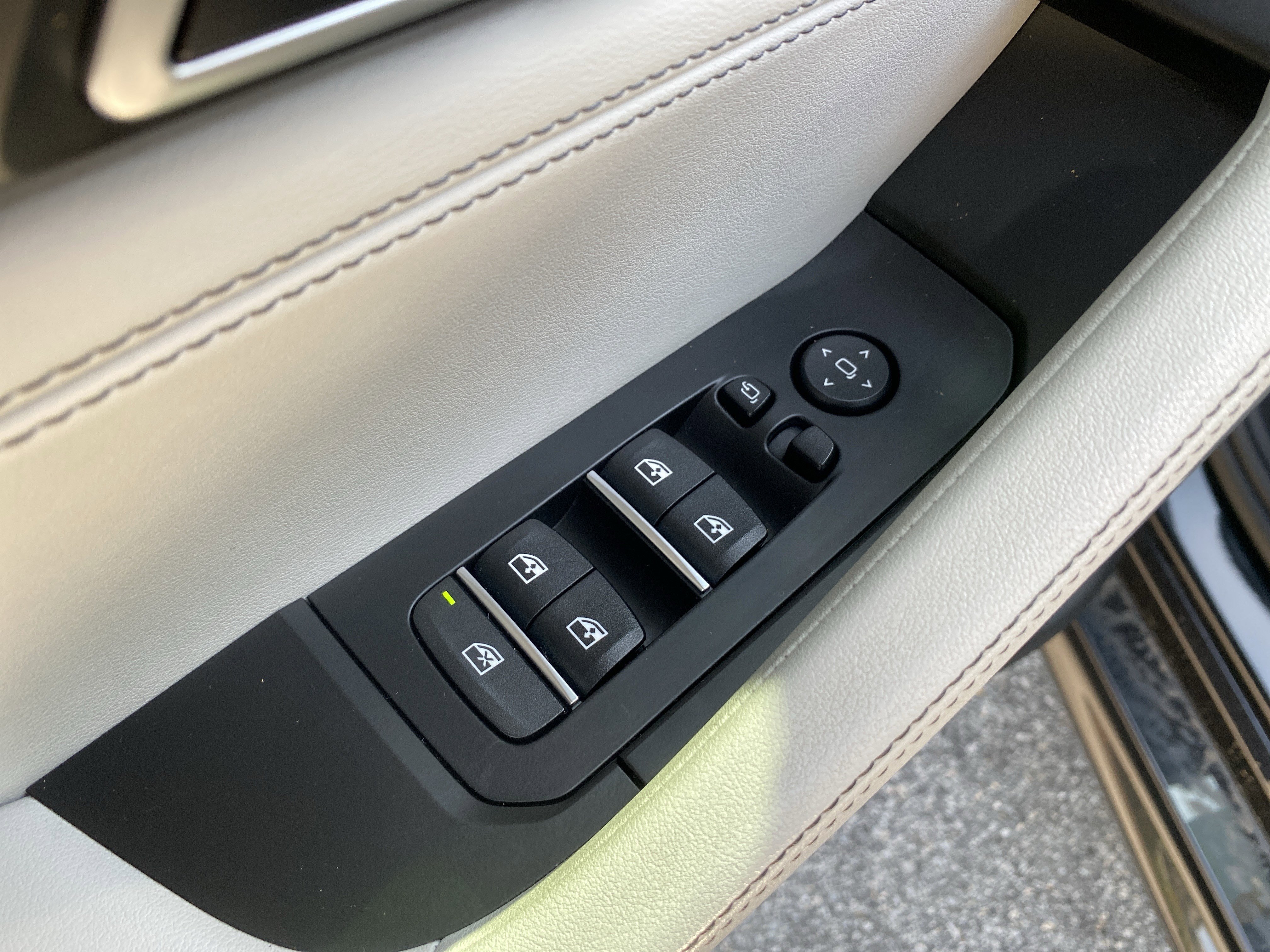 Used 2024 BMW X6 xDrive40i w/ M Sport Professional Package image 23