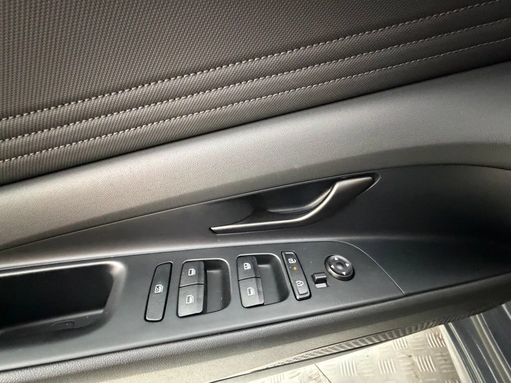 Used 2025 Hyundai Elantra SEL FWD image 25
