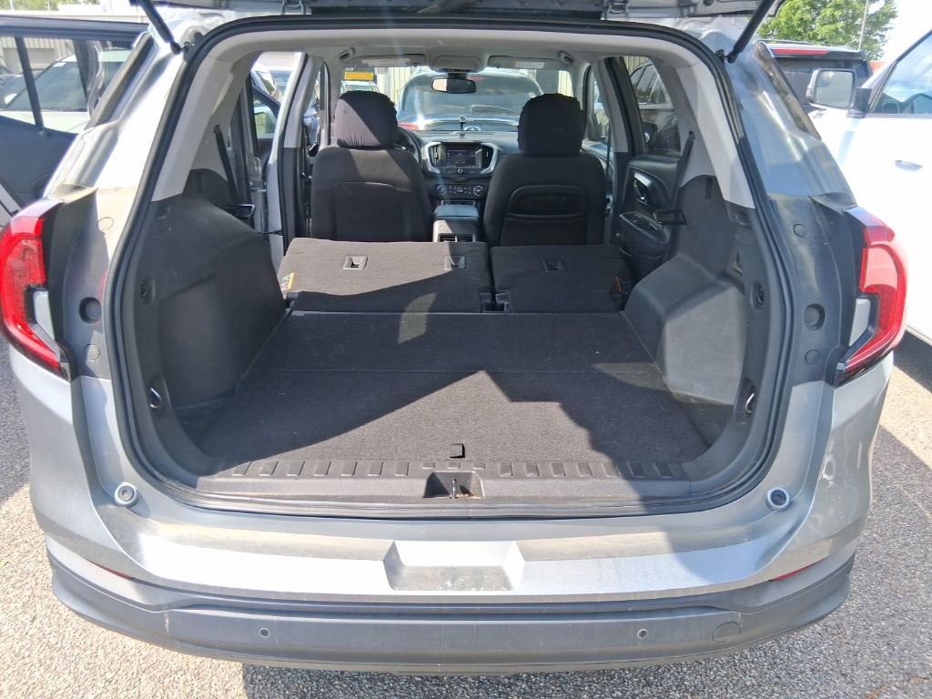 Used 2023 GMC Terrain SLE w/ Driver Convenience Package FWD image 18