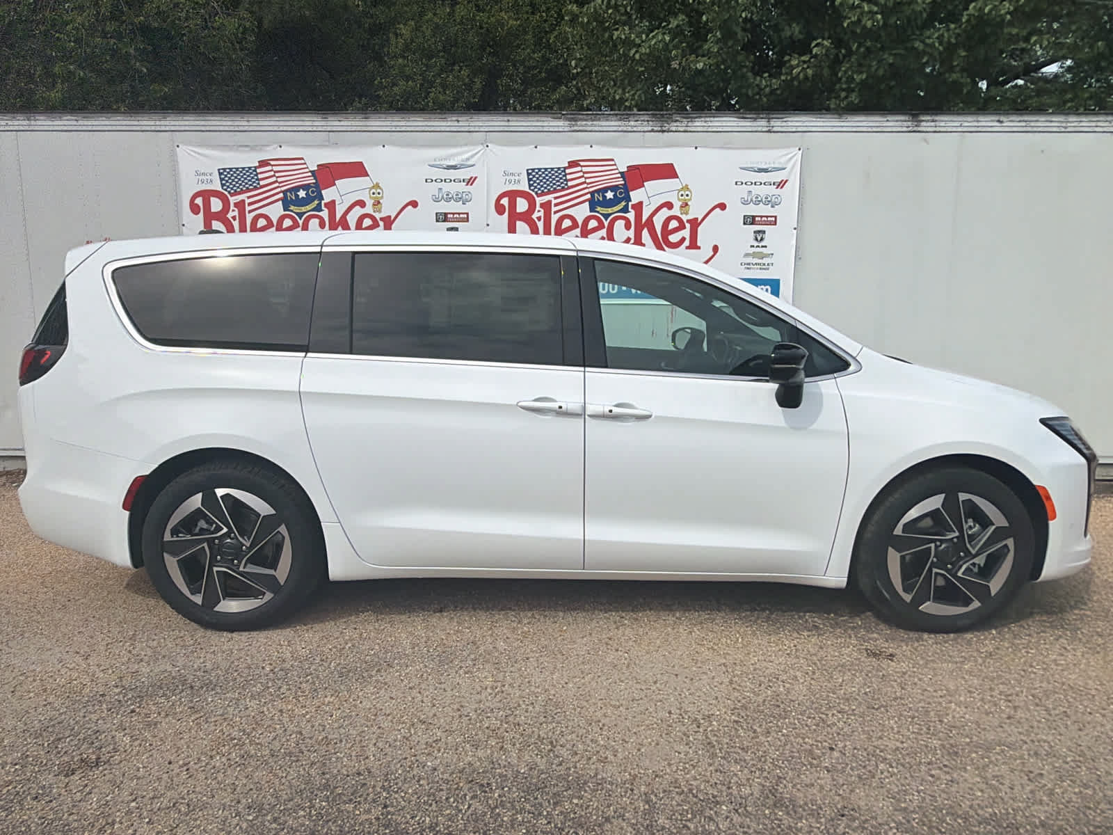 New 2027 Chrysler Pacifica Select FWD image 2