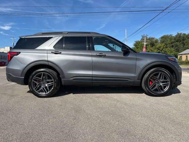 Used 2025 Ford Explorer ST-Line w/ ST-Line Street Pack image 4