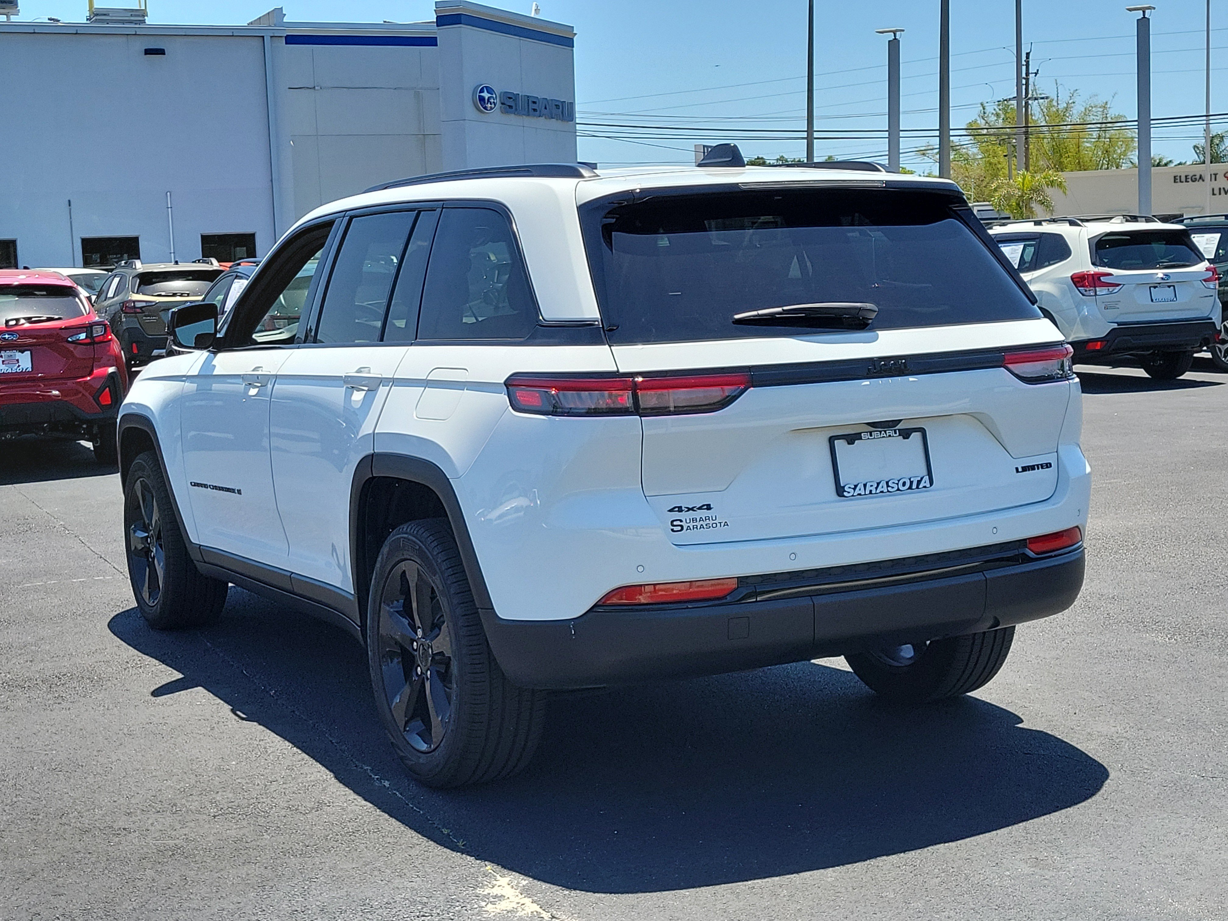 Used 2023 Jeep Grand Cherokee Limited w/ Black Appearance Package AWD/4WD image 4