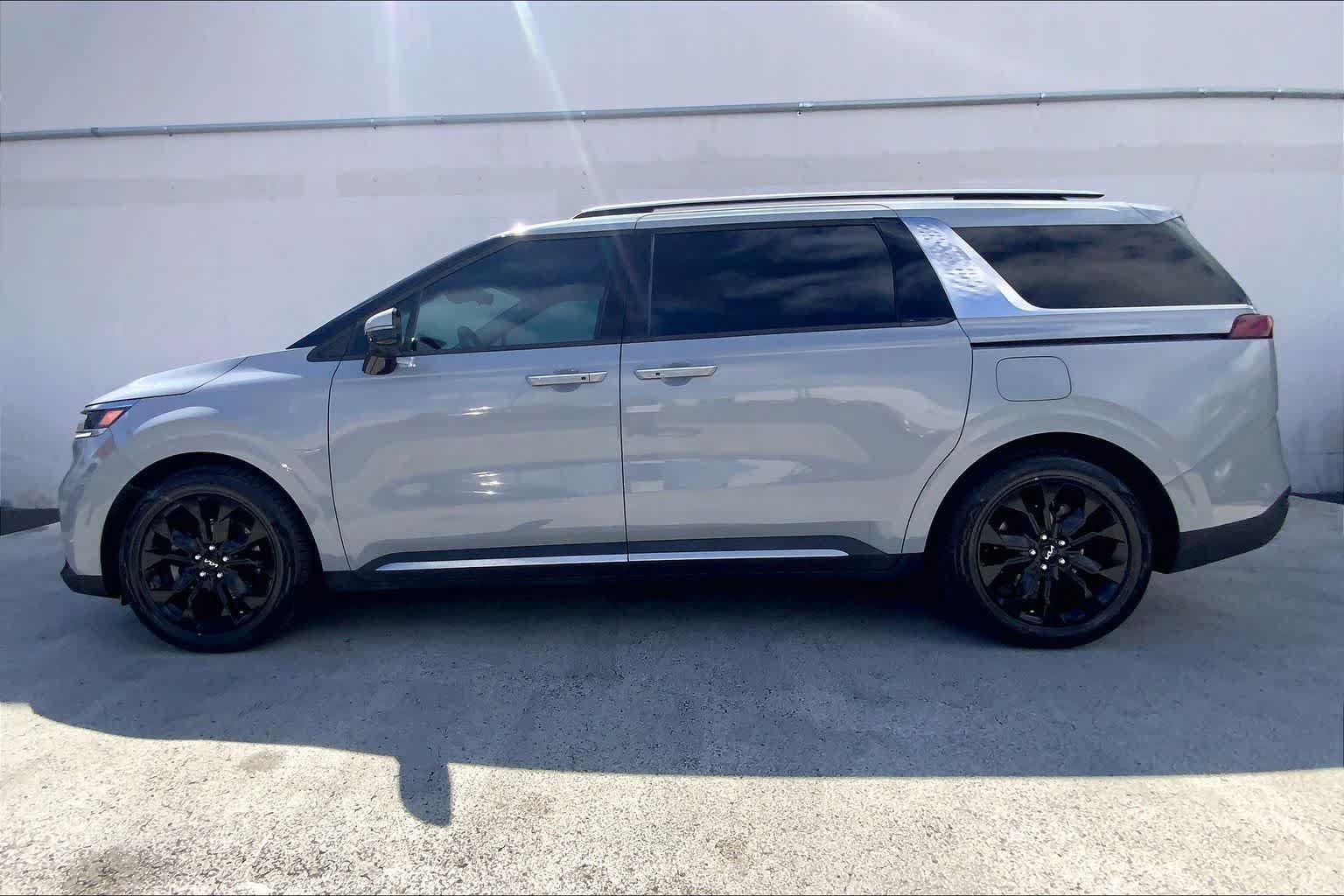 Used 2024 Kia Carnival SX FWD image 3
