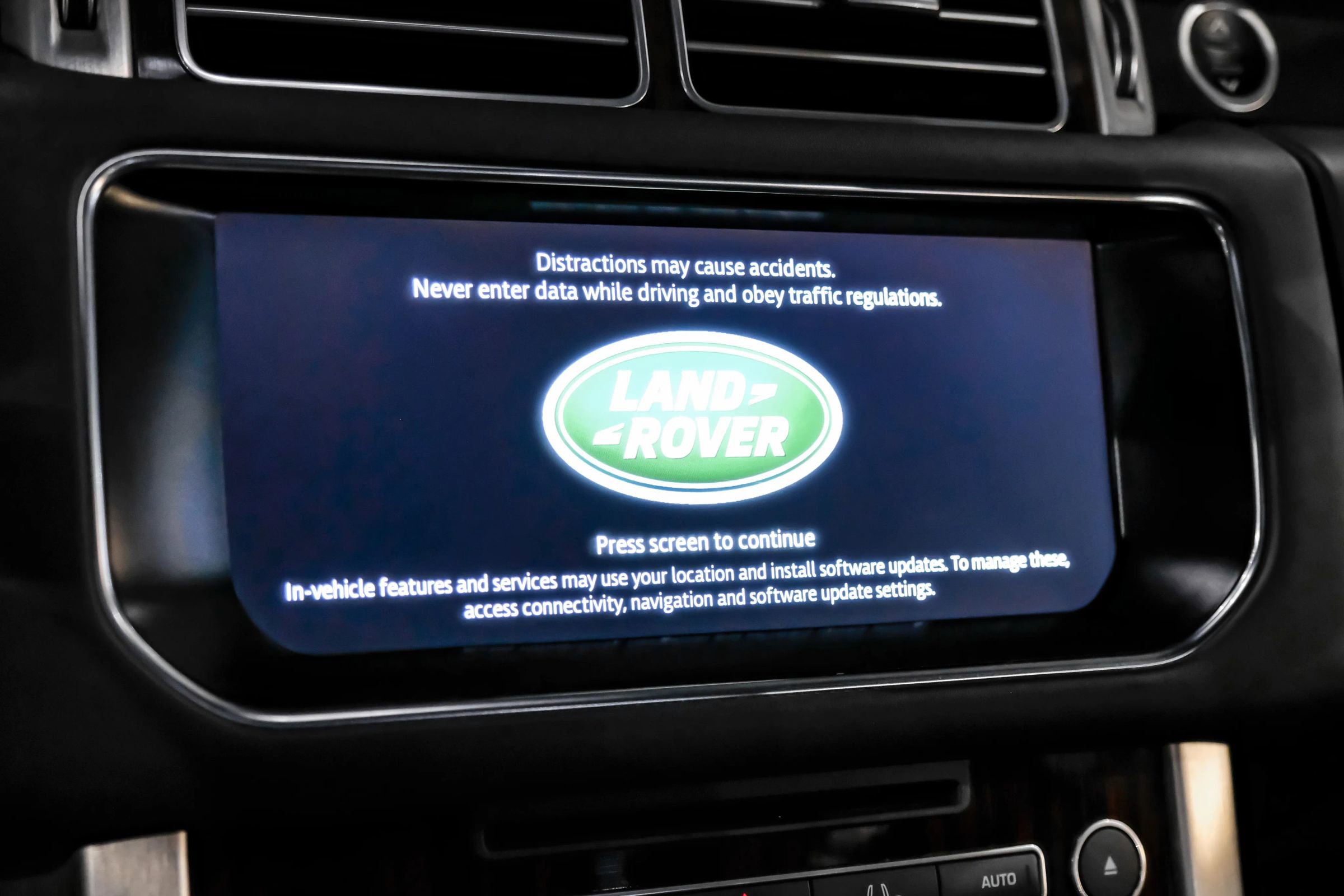 Used 2017 Land Rover Range Rover HSE image 32