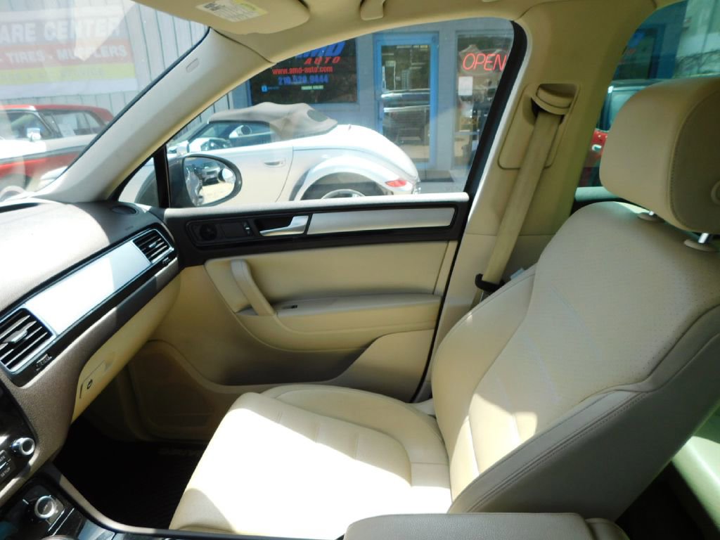Used 2013 Volkswagen Touareg Sport image 39