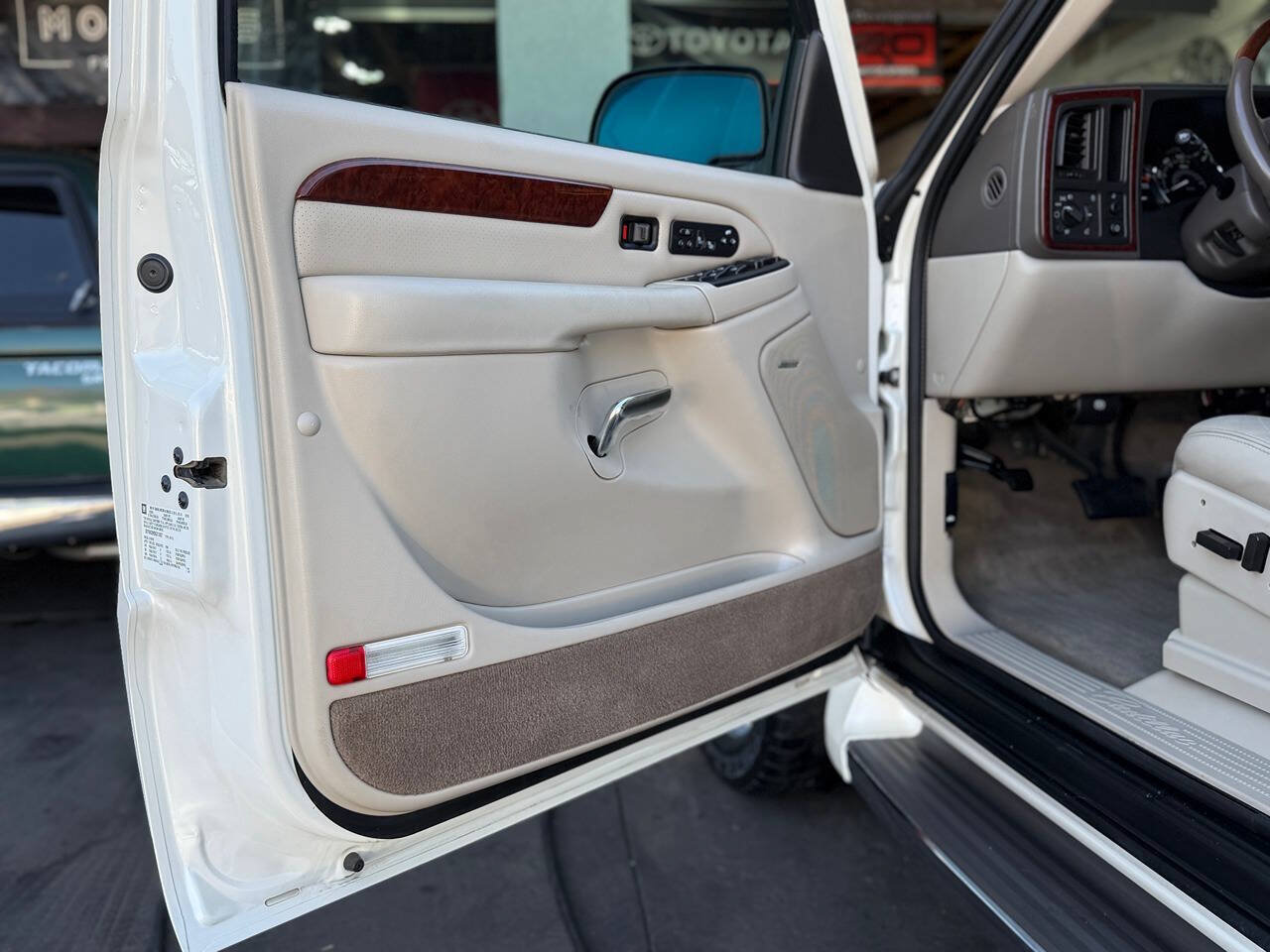 Used 2005 Cadillac Escalade EXT AWD/4WD image 3