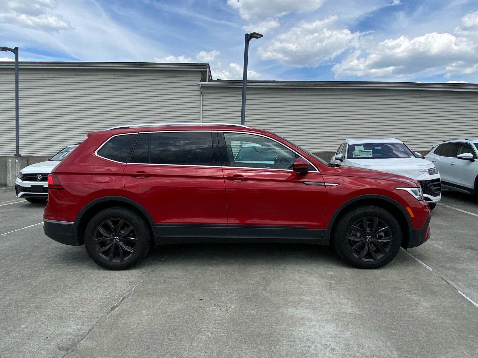Certified 2024 Volkswagen Tiguan SE AWD/4WD image 2