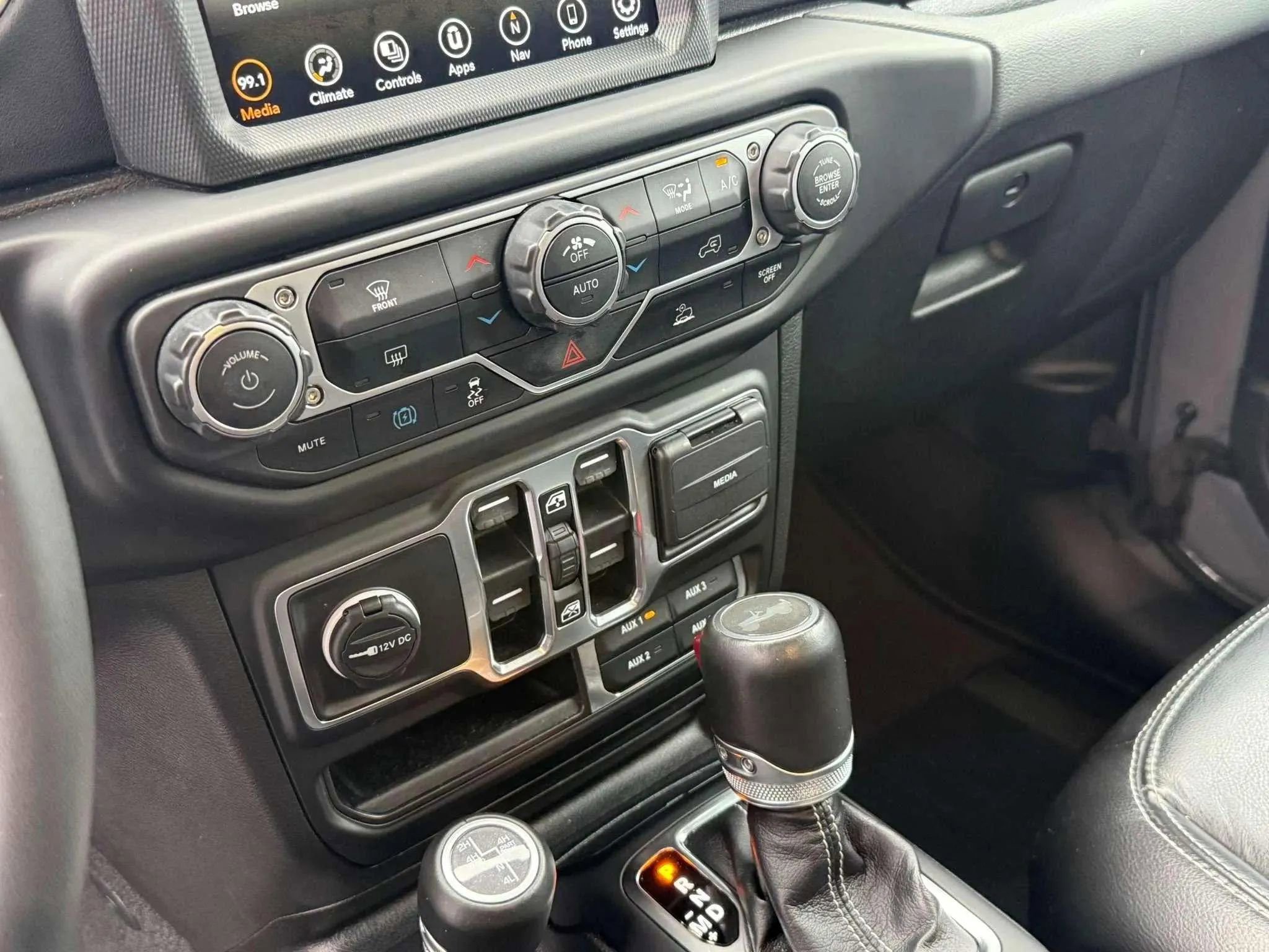 Used 2023 Jeep Wrangler Unlimited Sahara image 25