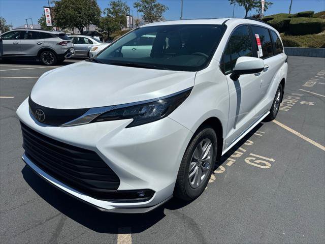 Used 2026 Toyota Sienna XLE FWD image 2