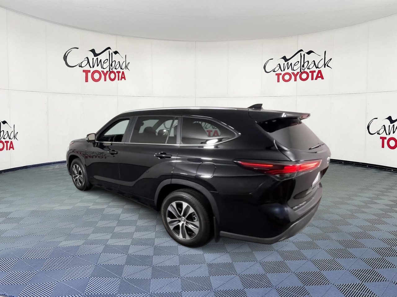 Used 2025 Toyota Highlander XLE AWD/4WD image 8