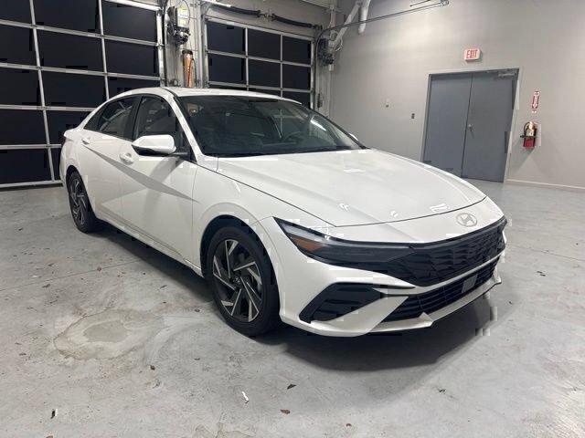 Certified 2025 Hyundai Elantra Limited FWD image 3