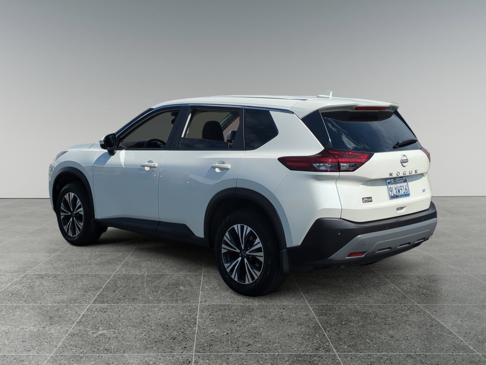Used 2023 Nissan Rogue SV image 3