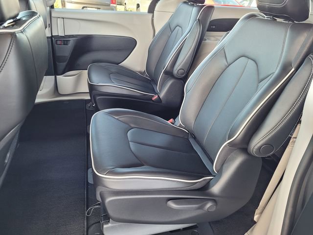 Used 2023 Chrysler Pacifica Limited image 16