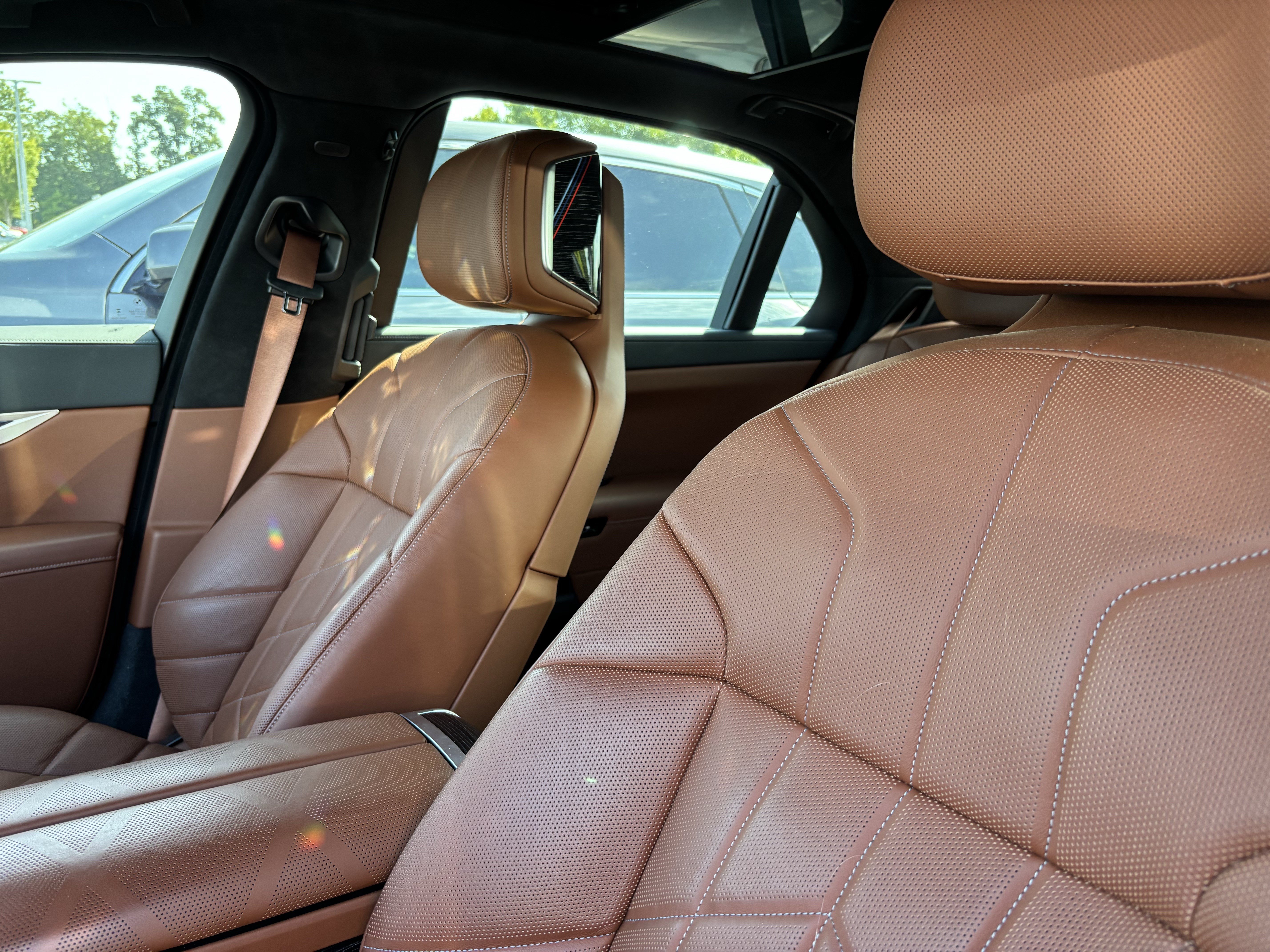 Certified 2025 BMW 750e xDrive w/ Executive Package AWD/4WD image 16