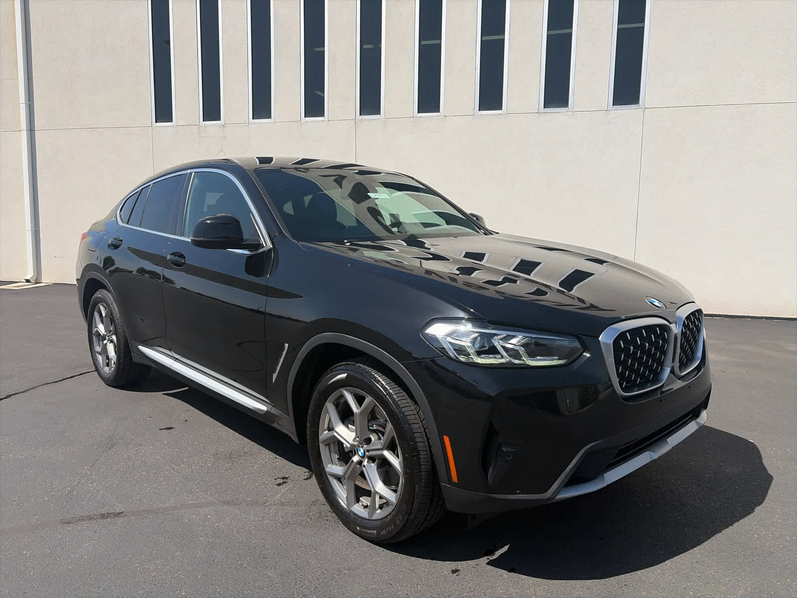Used 2023 BMW X4 xDrive30i w/ Premium Package AWD/4WD image 3
