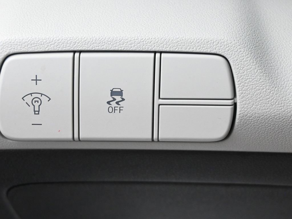 Used 2025 Hyundai Elantra Limited FWD image 26
