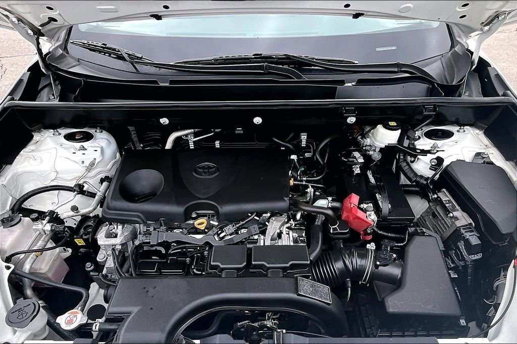 Used 2021 Toyota RAV4 LE image 9