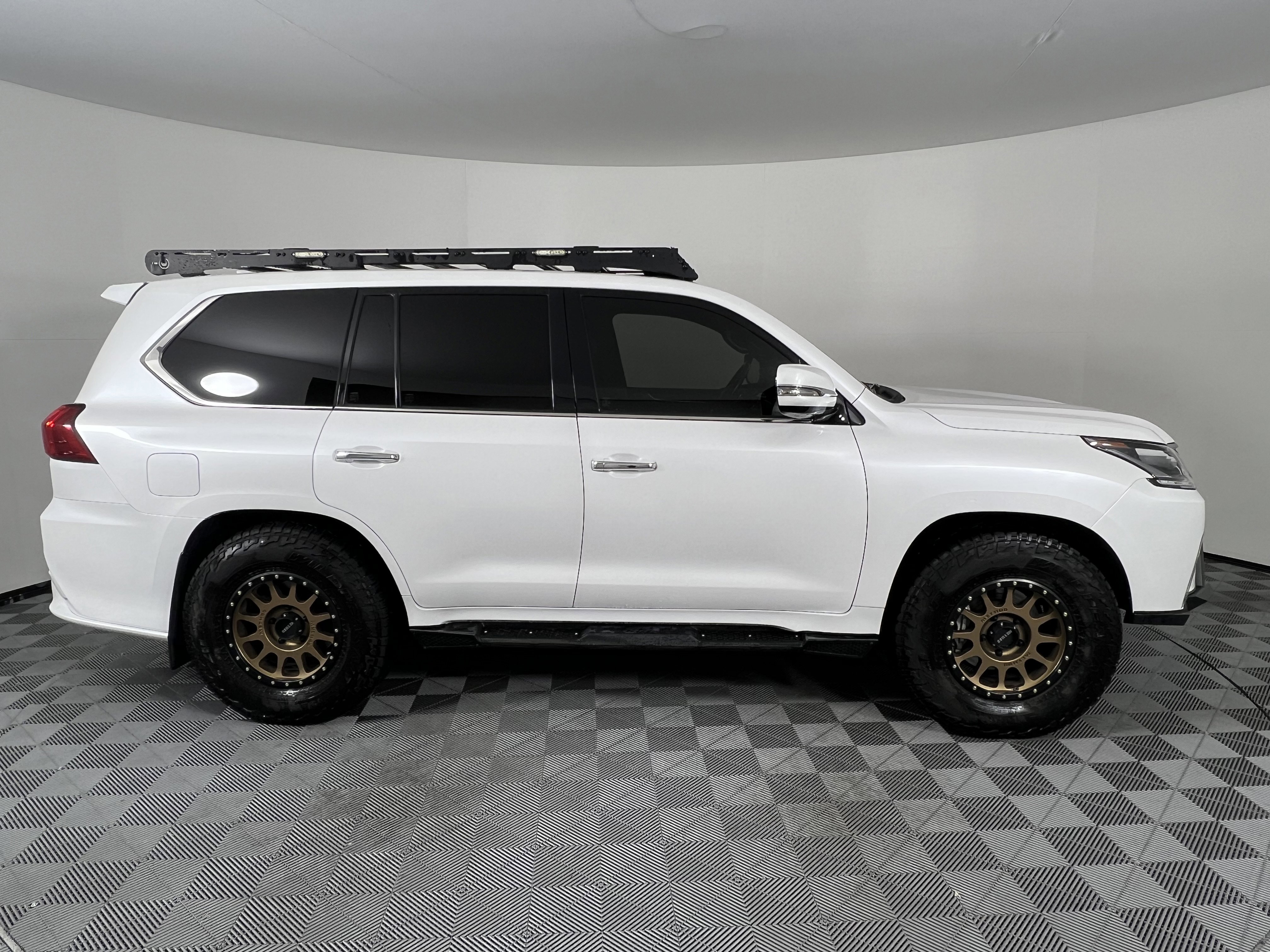 Used 2021 Lexus LX 570 4WD w/ Sport Package image 14
