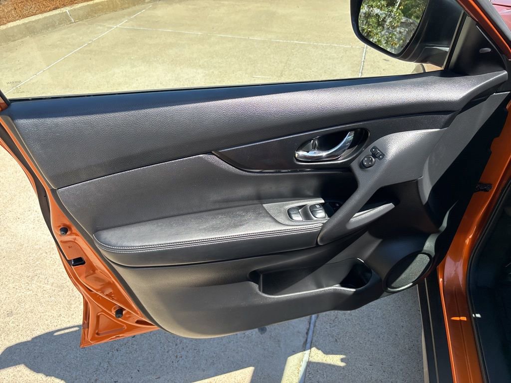 Used 2017 Nissan Rogue SV image 25