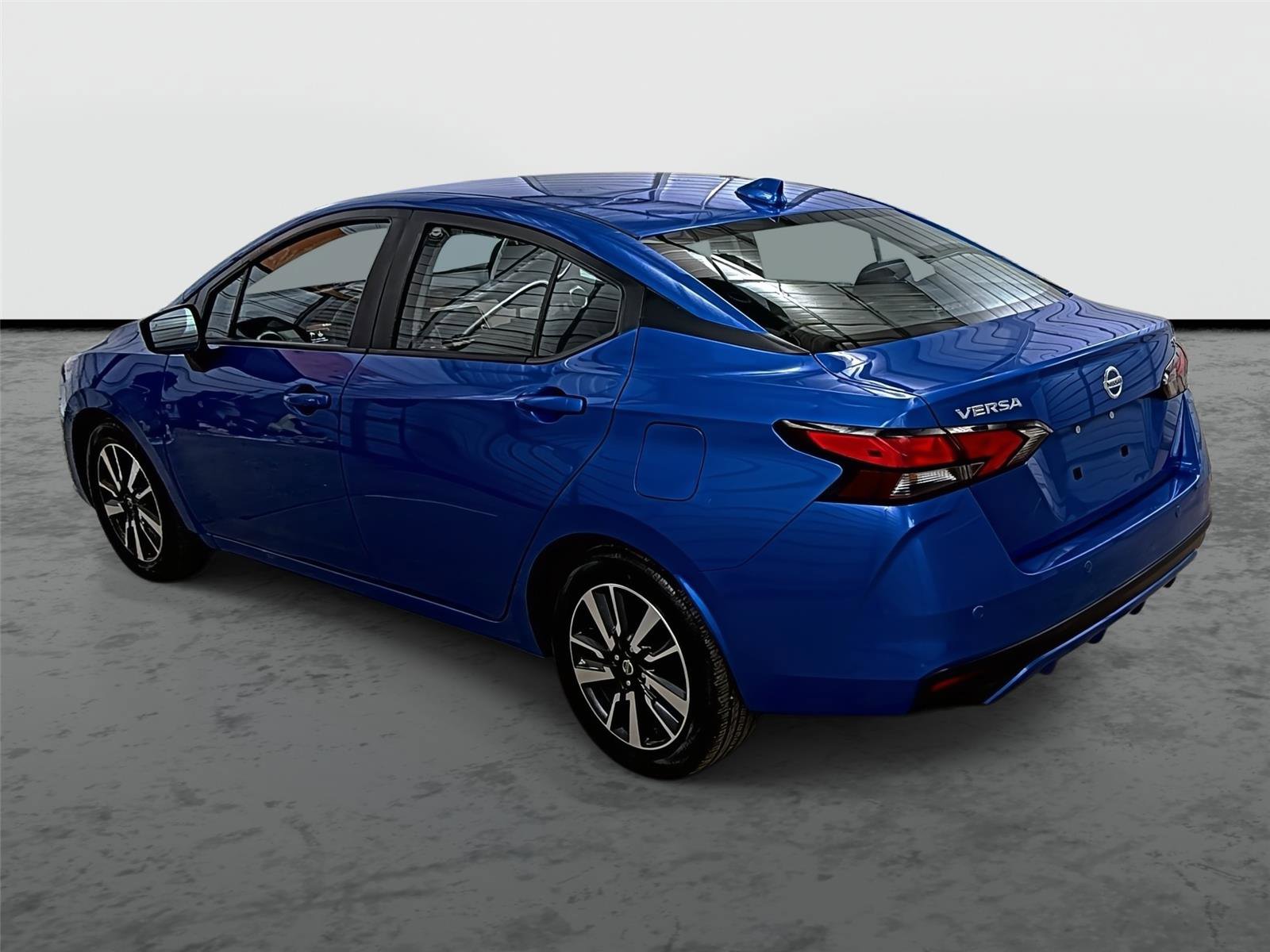 Used 2022 Nissan Versa SV image 2