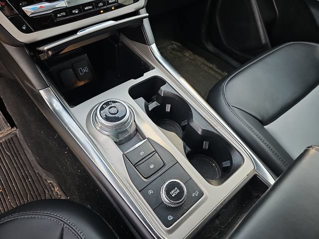 Used 2023 Ford Explorer XLT w/ Equipment Group 202A AWD/4WD image 22