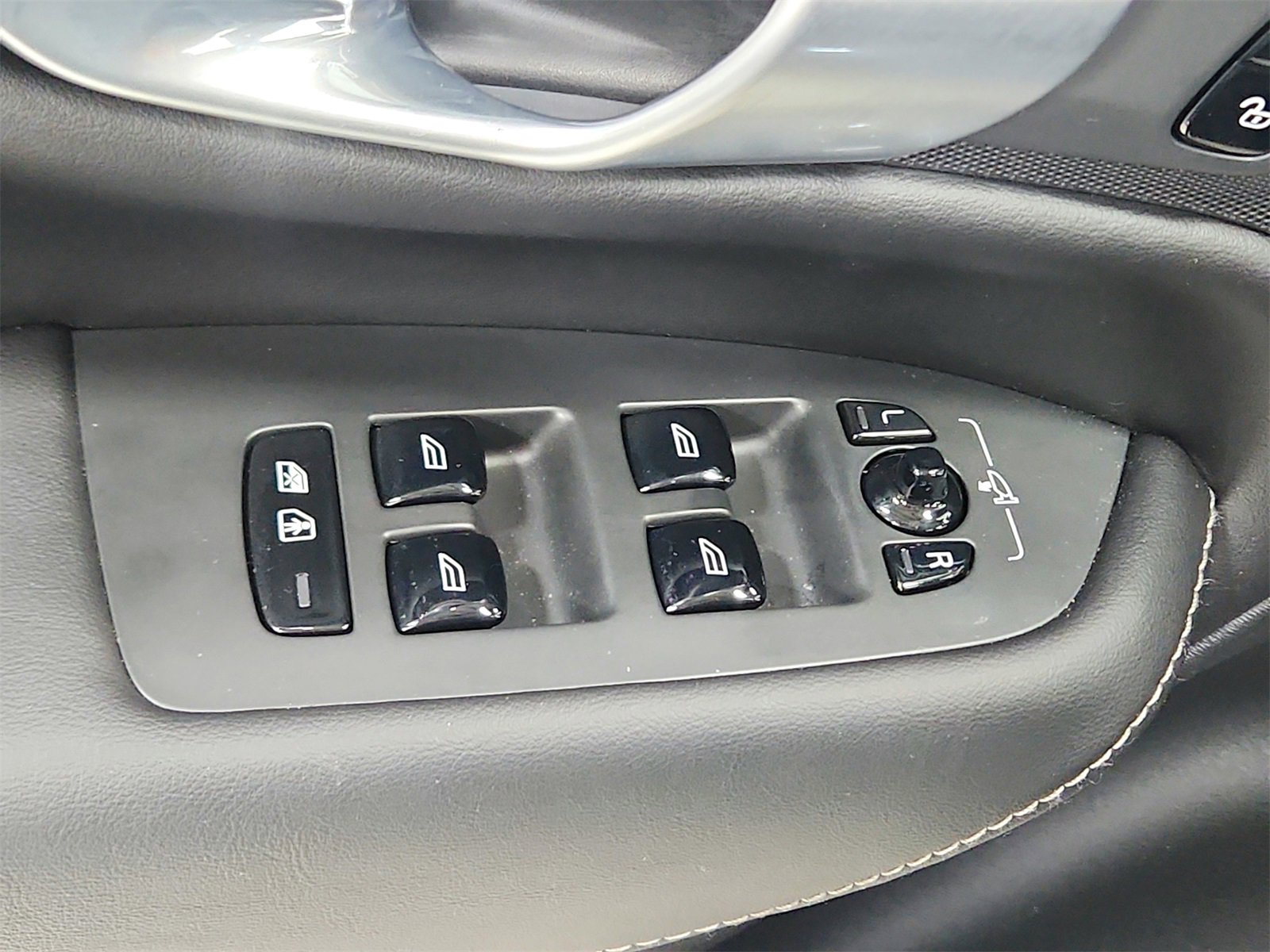 Used 2024 Volvo XC90 B6 Ultimate w/ Protection Package Premier image 36