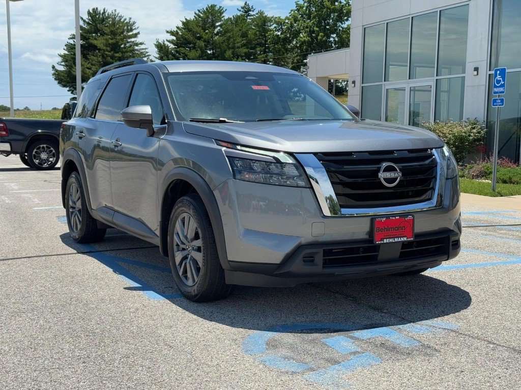 Used 2023 Nissan Pathfinder SV AWD/4WD image 2