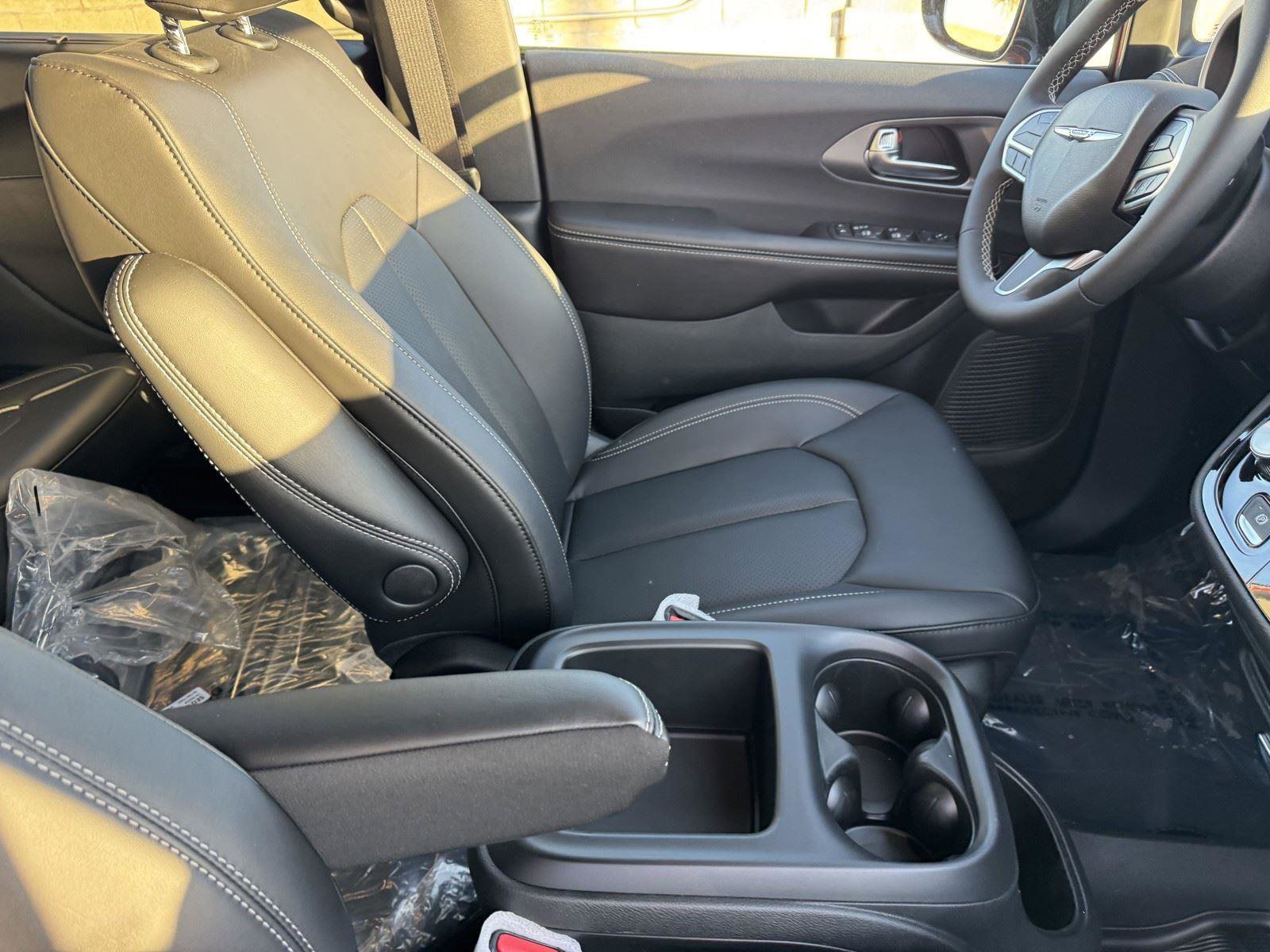 New 2026 Chrysler Pacifica Select FWD image 7